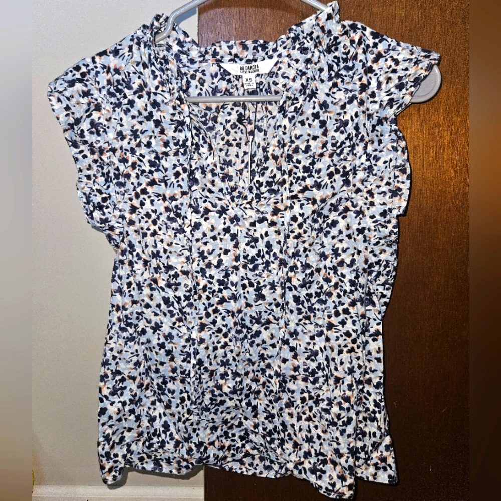 NWT BB Dakota by Steve Madden faded blue floral blouse ruffled sleeves size XS